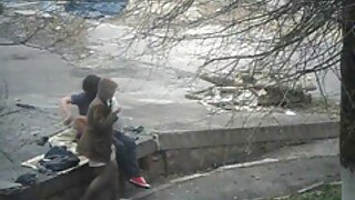 Une fille noire mince et video de cochonne bavarde essaie un gangbang avec un mec blanc