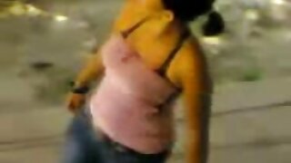 Blonde élégante avec des baisers de seins dans un video amateur cochonne parking Mec Masqué